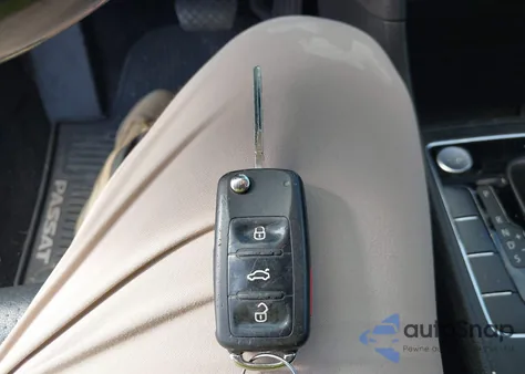 2015 Volkswagen Passat 1.8T Limited Edition z USA, uszkodzony, nr VIN 1VWAT7A3XFC116985